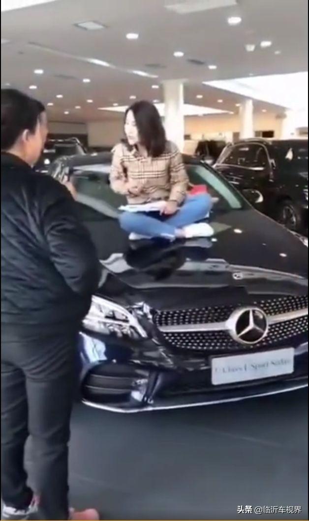 又一女子坐奔驰引擎盖上哭泣维权引热议,奔驰4s店:我想静静!