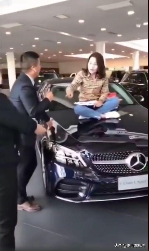 又一女子坐奔驰引擎盖上哭泣维权引热议,奔驰4s店:我想静静!