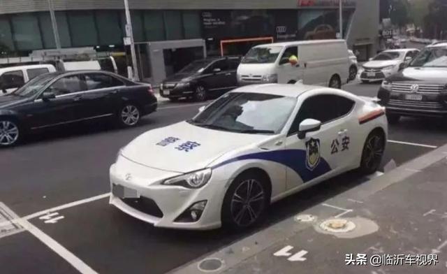 国外街头现身国内警车引人热议,网友:难道警车还会"出口"吗?