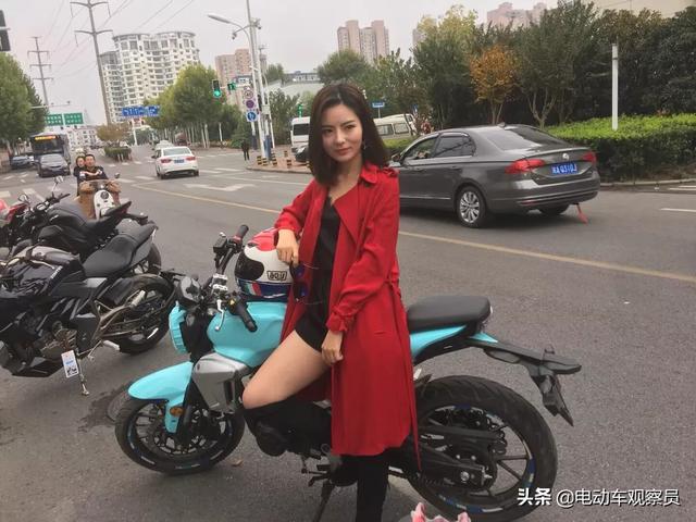 电摩进入新时代,美女的燃油摩托车该换了吧?