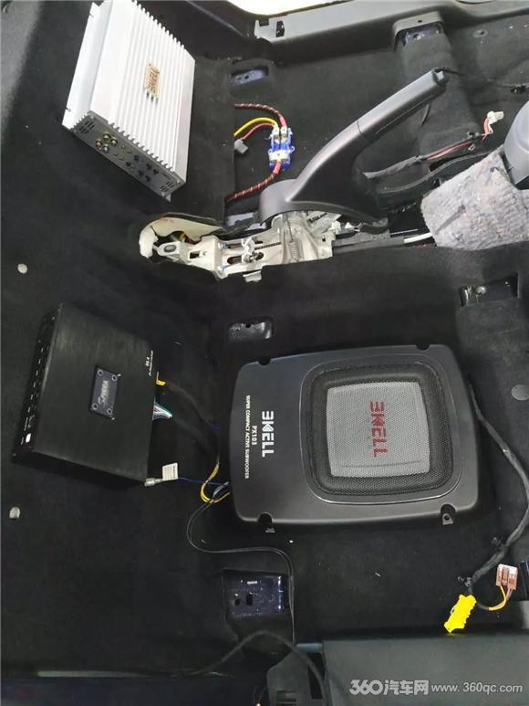 小型车做音响升级会很占空间?你看这台smart的改法就没问题