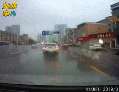 一组动图警示你雨天湿滑慢为先稍有不慎车毁人亡