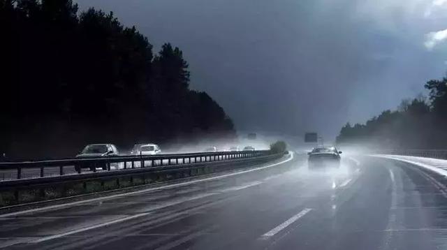 权威说法 高速碰上了下雨开什么灯 怎么驾驶 易车